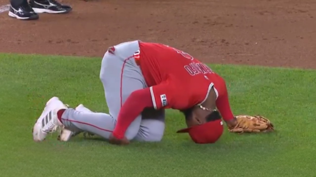 We just saw one of the unluckiest plays you’ll ever see on an MLB field<br><br>