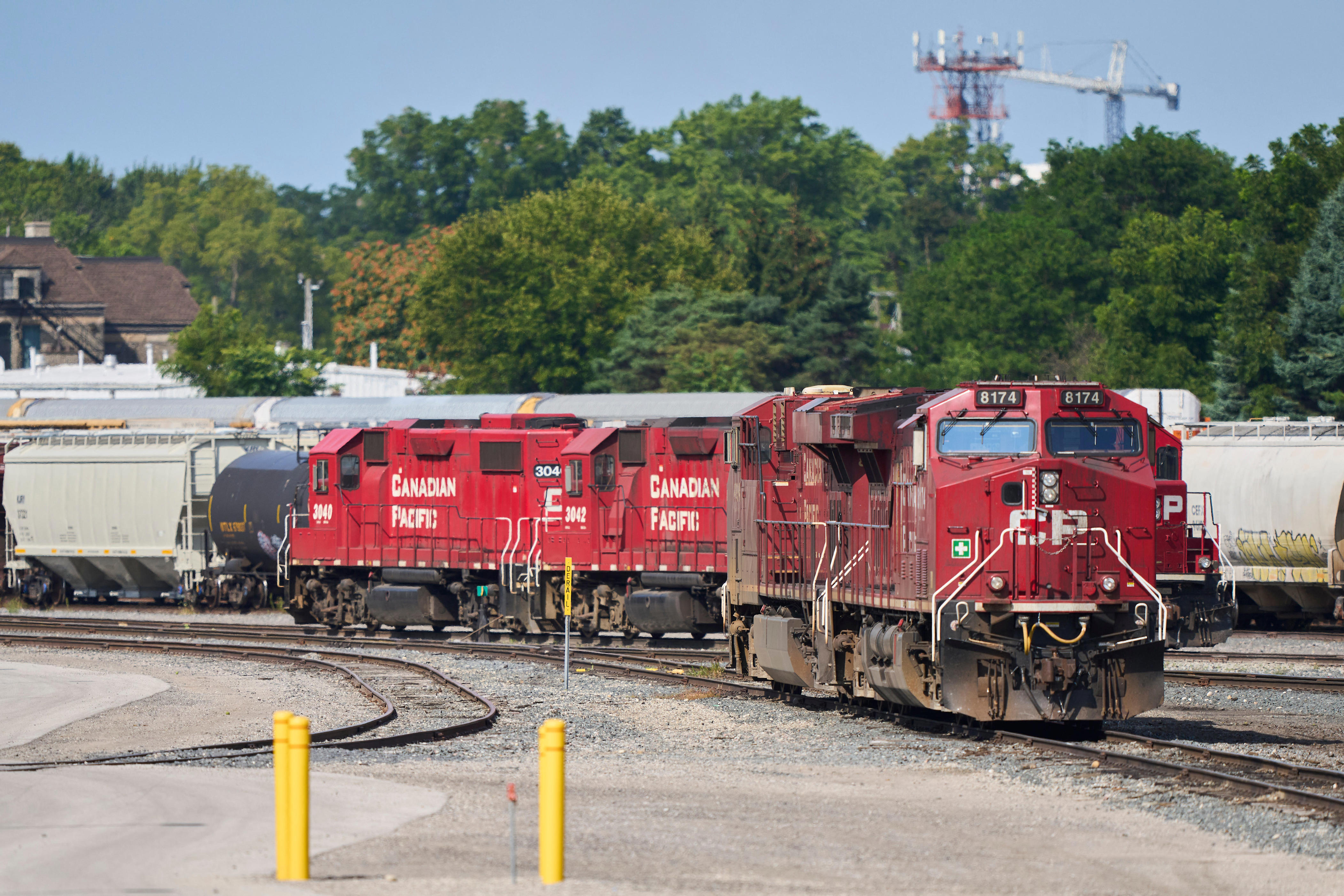 5 dead in Mississippi train-van crash, including mom and 2 daughters