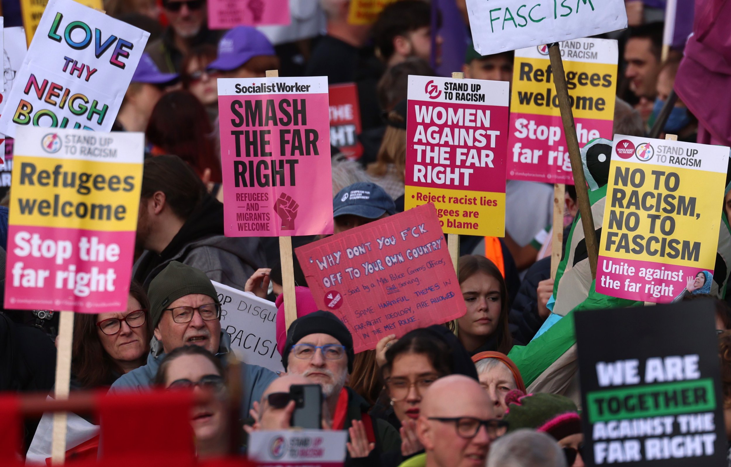 Hundreds of thousands join London march against the far right