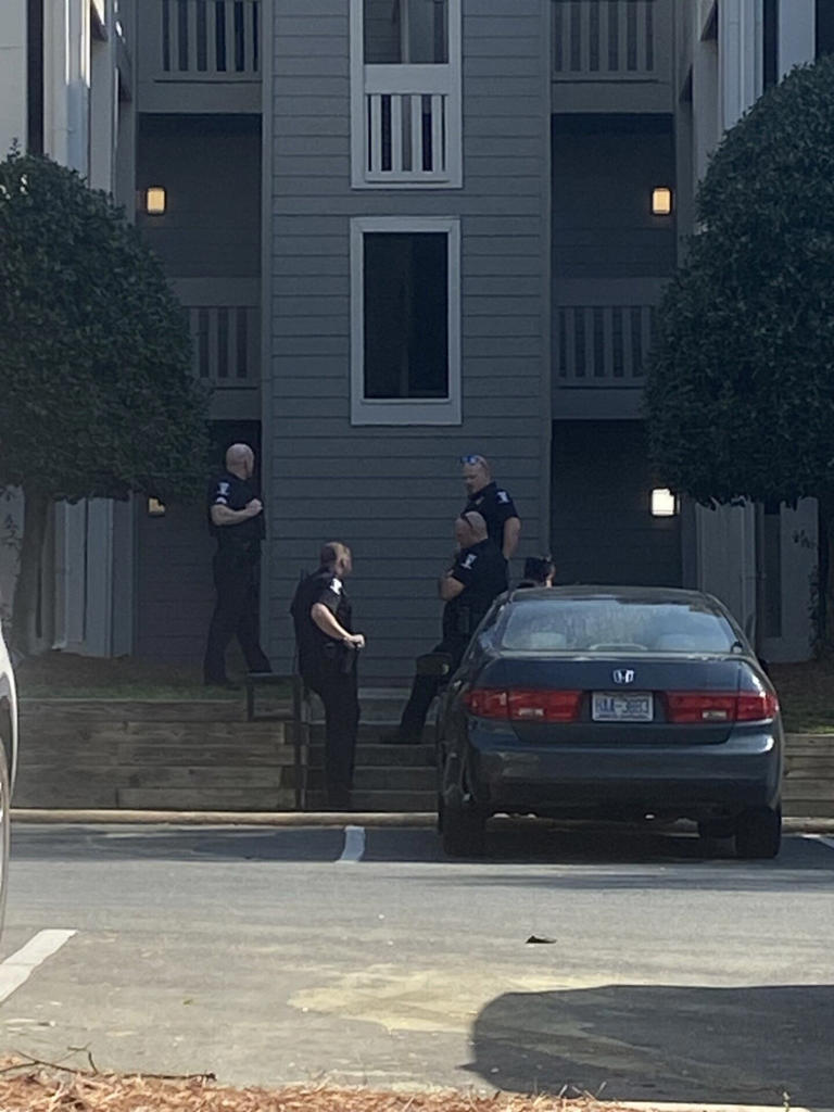 Woman shot, killed at north Charlotte apartment complex, police say
