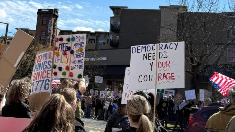 'No Kings' protests underway in WA Saturday, Seattle could see 100,000 ...