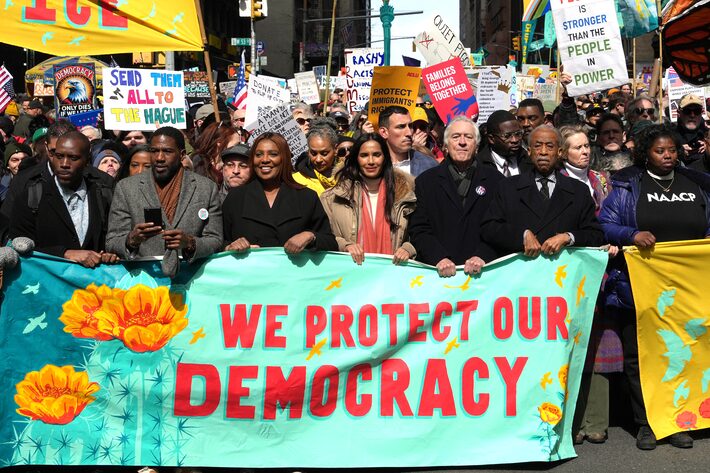 Robert De Niro participa de protesto contra Donald Trump nos EUA: 'Ele ...
