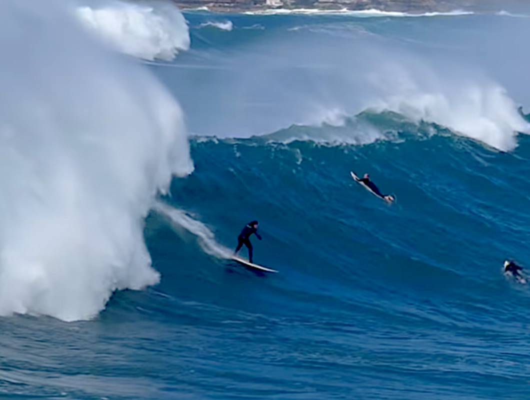 Biggest swell in years slams Bondi Beach with 12ft bomb sets (video)<br>