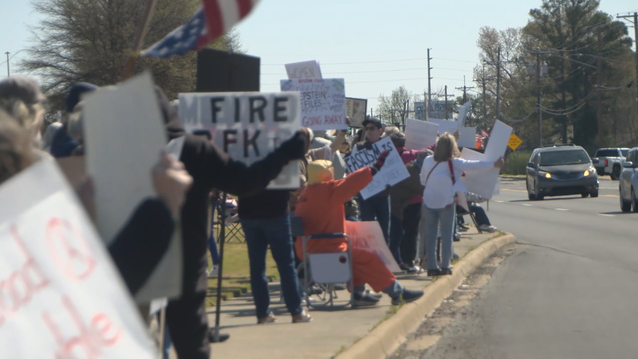 Hundreds gather in Jonesboro for No Kings protest