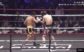 Nữ võ sĩ gây tranh cãi khi giả đò chạm găng, lén lút tung 2 cú đá hạ knock-out đối thủ