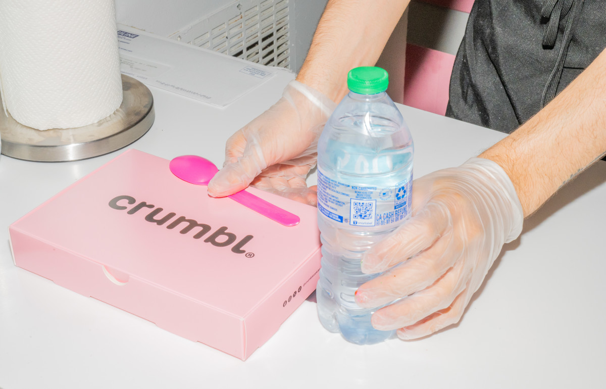 Crumbl Bakery brings back controversial almost everything bagel cookie