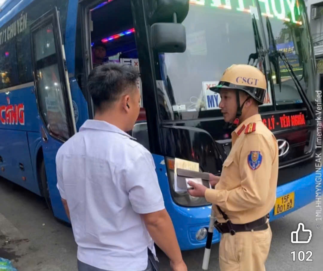 Nhồi khách trên tuyến Hà Nội - Hải Phòng, xe khách bị lập biên bản