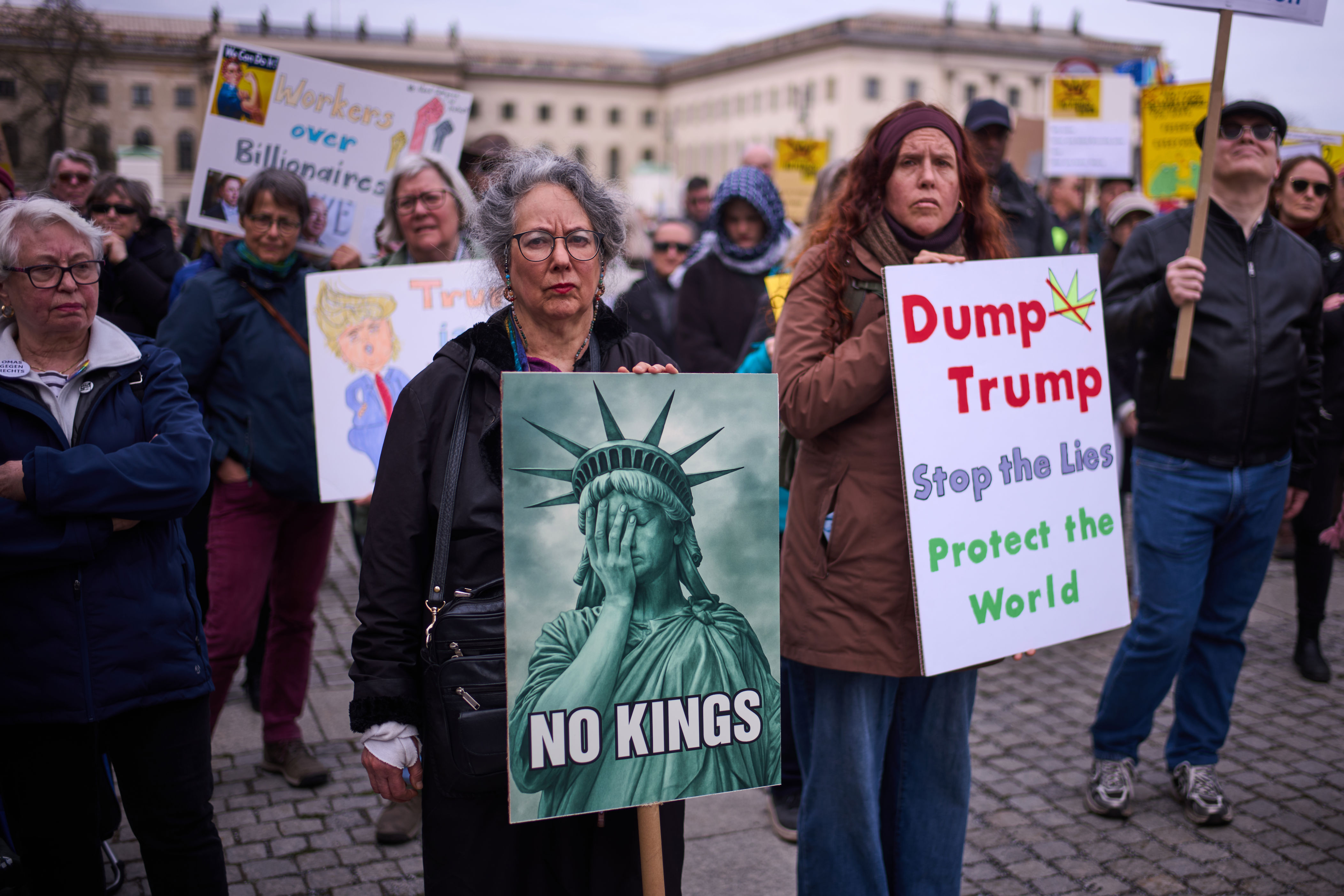 'No Kings' rallies draw crowds across US, in Europe. Springsteen ...