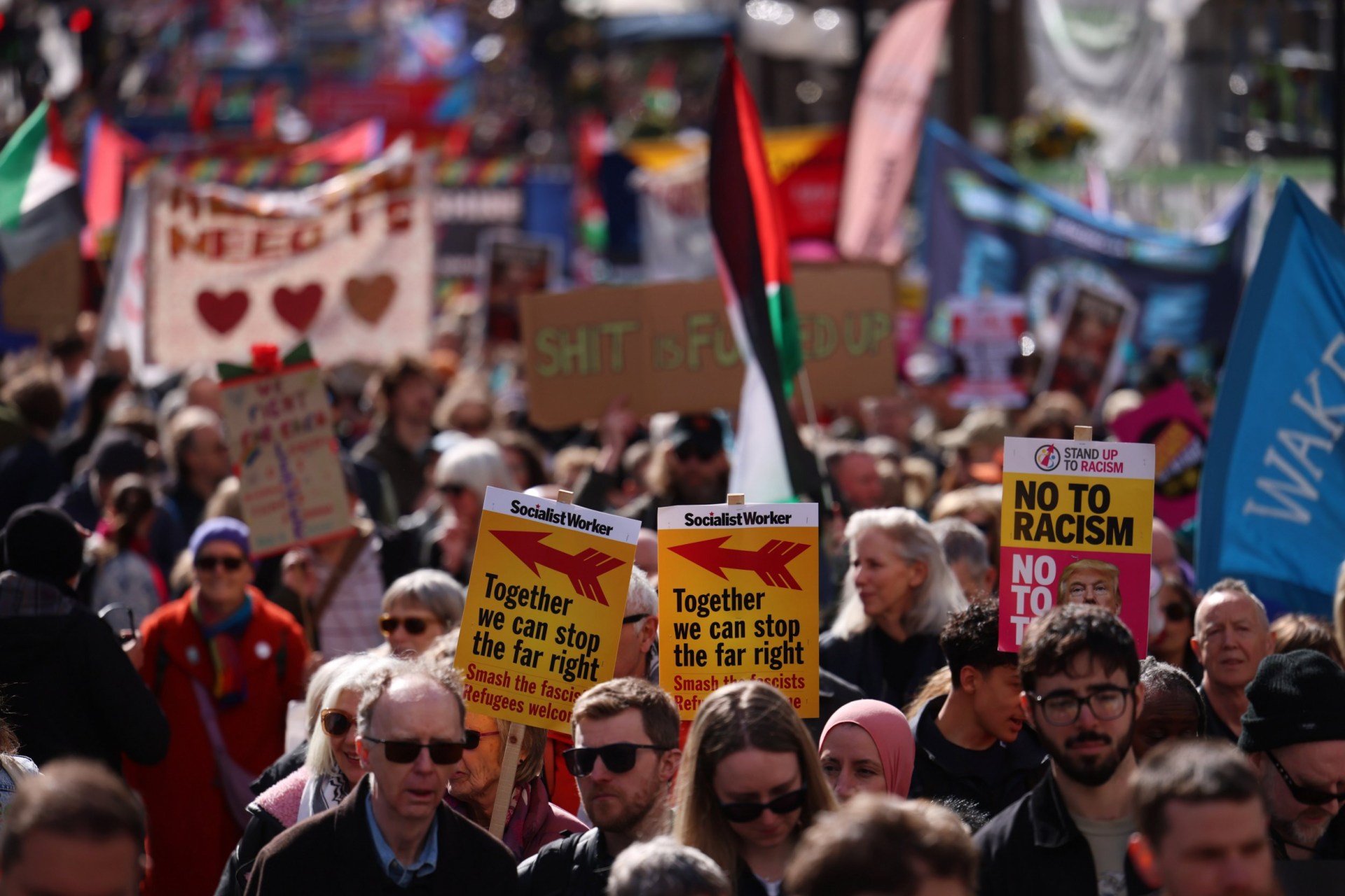 Hundreds of thousands join London march against the far right
