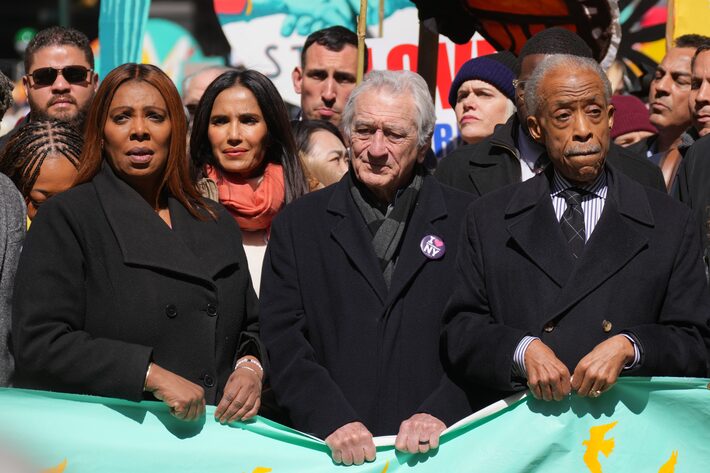O ator Robert De Niro, a procuradora-geral de Nova York, Letitia James, o reverendo Al Sharpton e Jumaane Williams, defensor público da cidade de Nova York, participam de um protesto “No Kings” (AP Photo/Adam Gray) Foto: Adam Gray