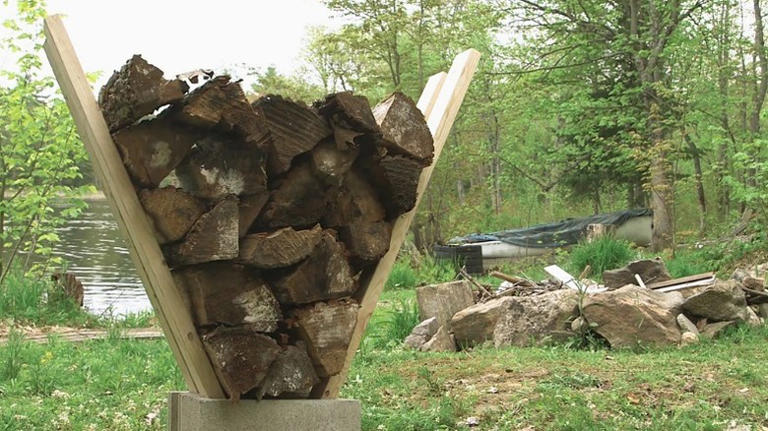 Build a simple firewood storage rack anyone can DIY using ordinary wood