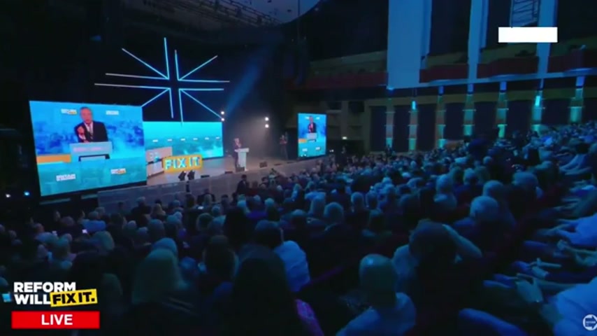 Farage repeatedly heckled at Reform event in London