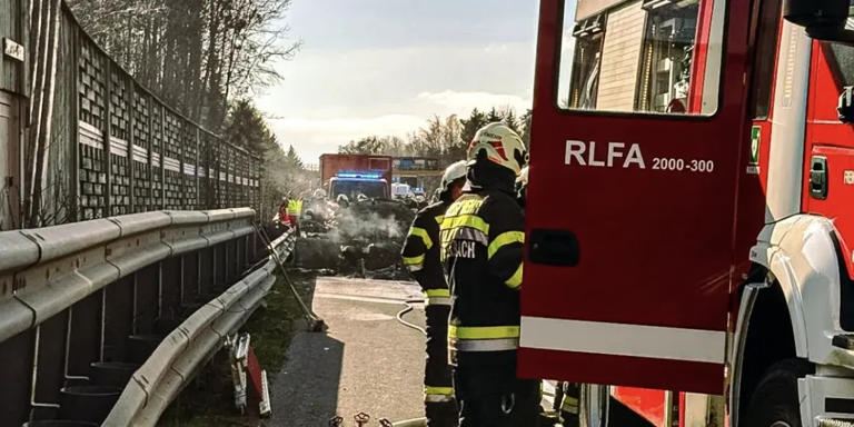 Alarm auf der A2: Feuerwehren kämpfen gegen Fahrzeugbrand