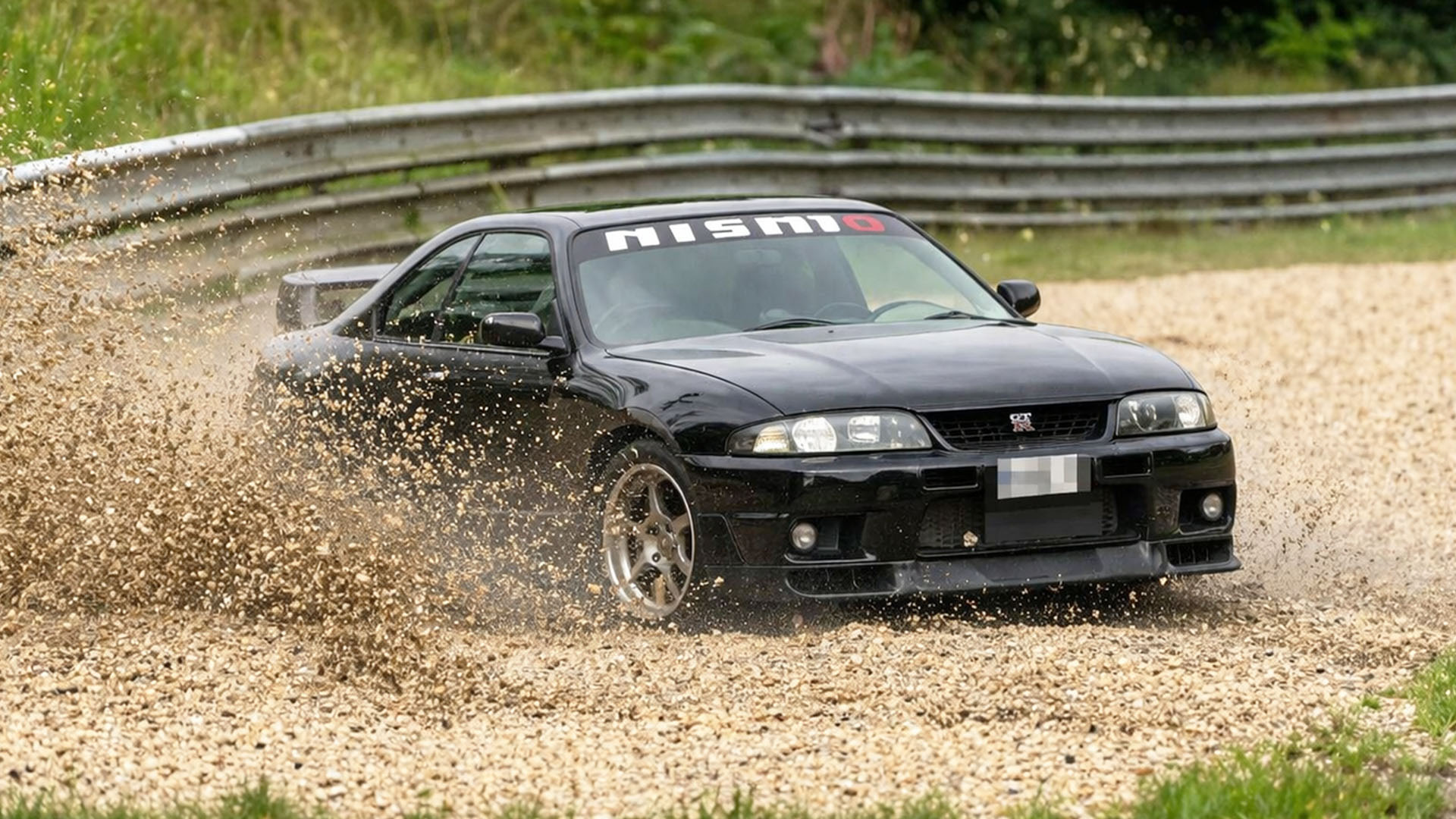 Skyline kaster grus op ved Nürburgring-barrieren