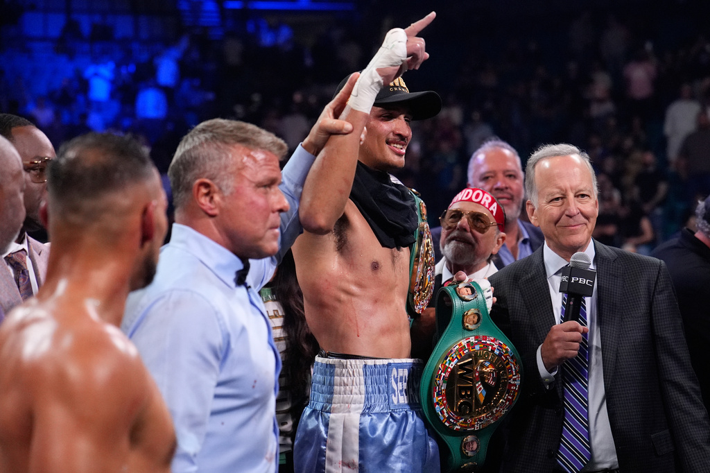 Fundora retains WBC super welterweight title with 6th-round KO of Thurman