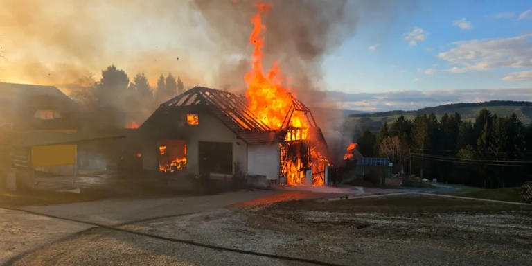 Flammen schlagen aus Dach: Wirtschaftsgebäude lichterloh in Flammen