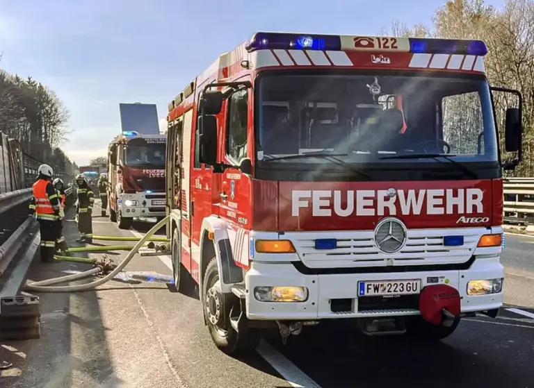 ©Freiwillige Feuerwehr Laßnitzhöhe Gemeinsam im Einsatz: Feuerwehr Nestelbach bei Graz und unterstützende Kräfte bei den Löscharbeiten auf der A2.