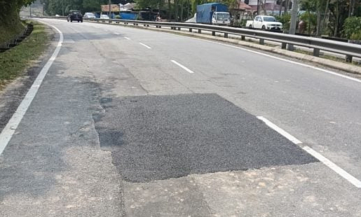 Xe máy thụt hố ở tốc độ cao, người lái ngã cắm mặt