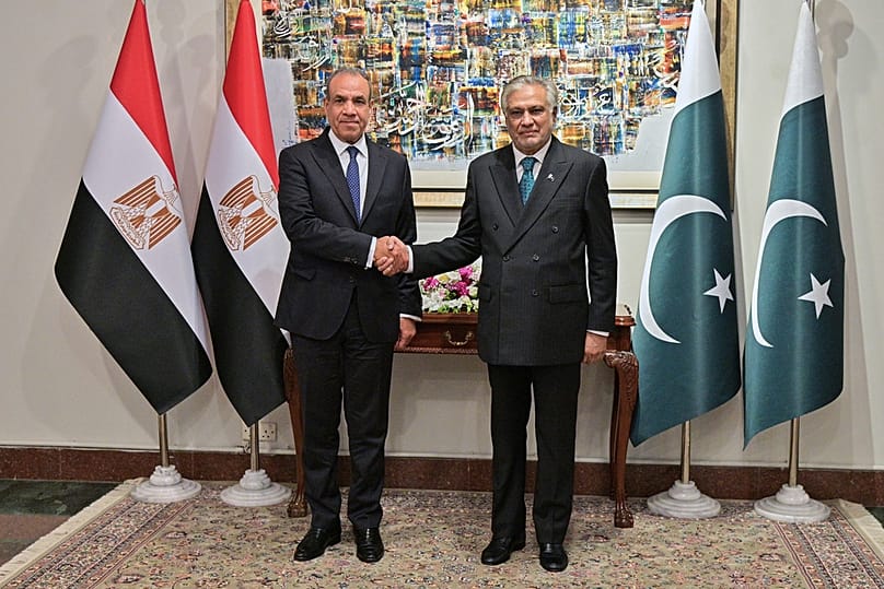 El ministro de Asuntos Exteriores egipcio, Badr Abdelatty, izquierda, estrecha la mano del ministro de Asuntos Exteriores de Pakistán, Ishaq Dar, antes de su reunión en Islamabad, Pakistán, domingo 29 de marzo de 2026. AP/Pakistan Ministry of Foreign Affairs