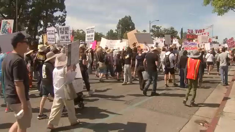 Chaotic scene unfolds after thousands gathered for 'No Kings' rally in ...