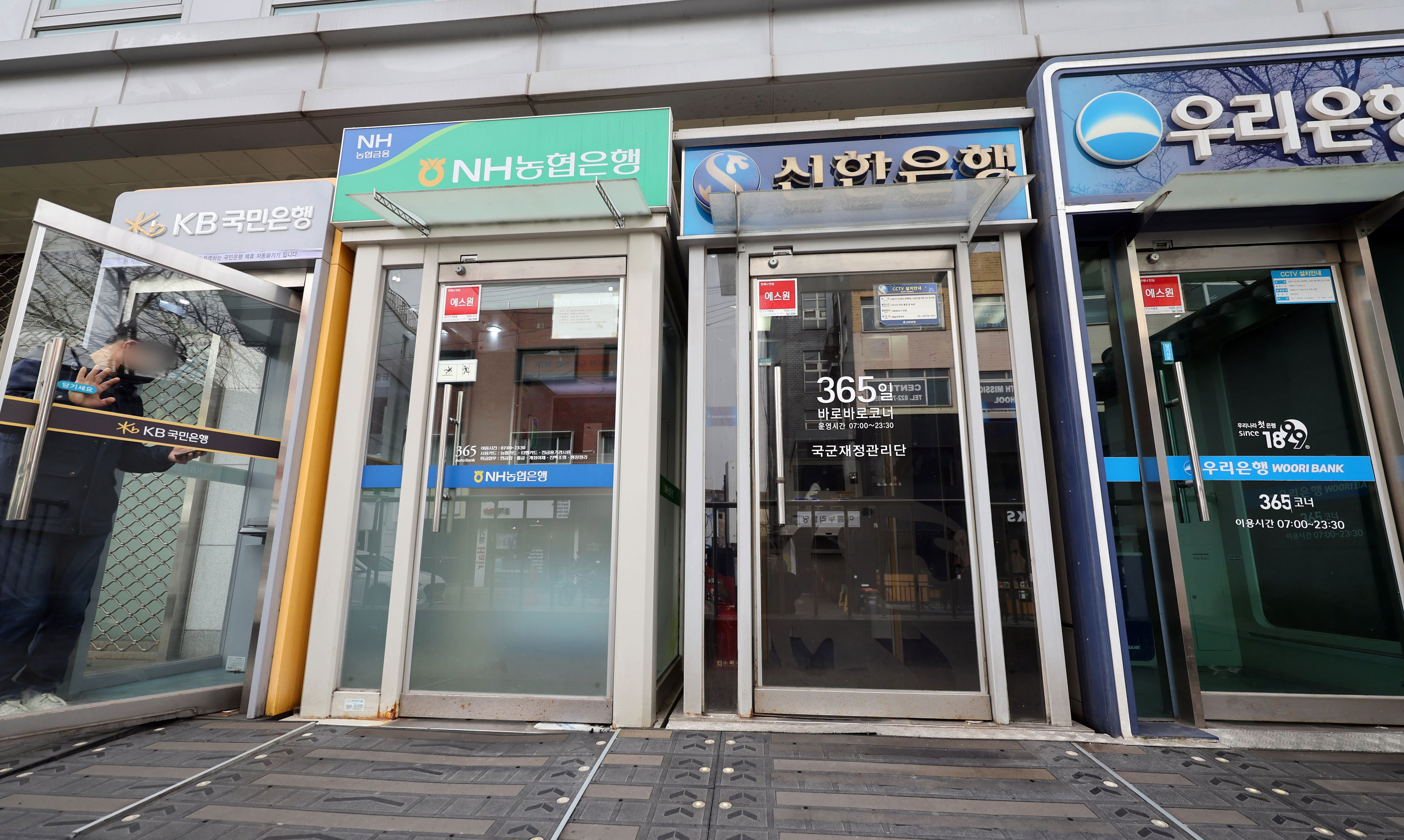 Major banks' mortgage rates surpass 7% for first time in 3 years