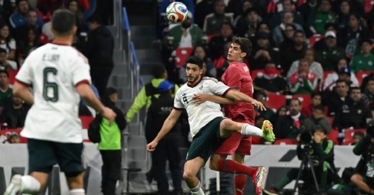 Raúl Jiménez se disputa el balón. Foto: Eduardo Miranda.