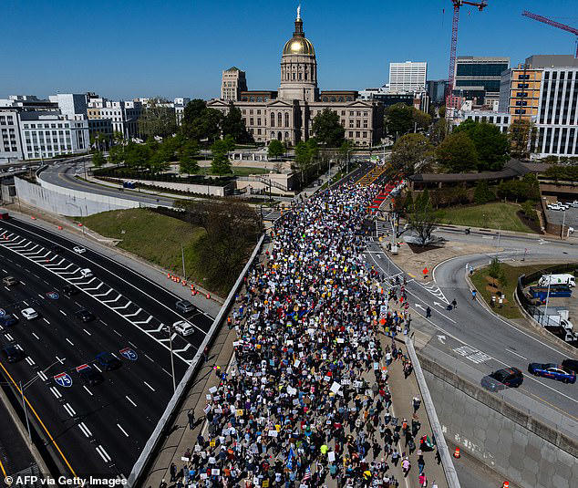 Mayhem at No Kings protests as tear gas unleashed and rivals clash ...