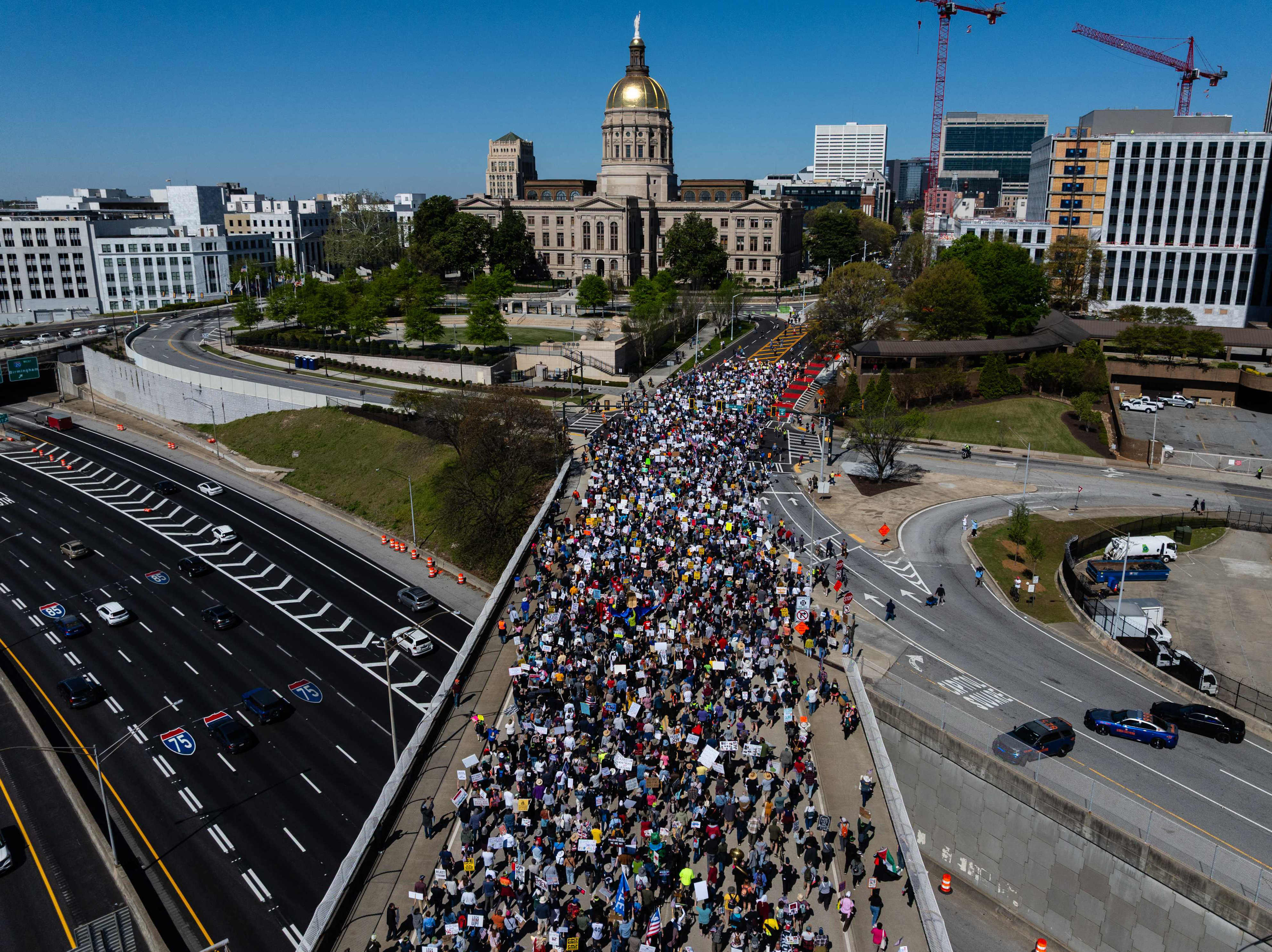'No kings': miles de manifestantes salen a la calle contra Donald Trump