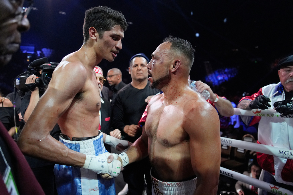Fundora retains WBC super welterweight title with 6th-round KO of Thurman