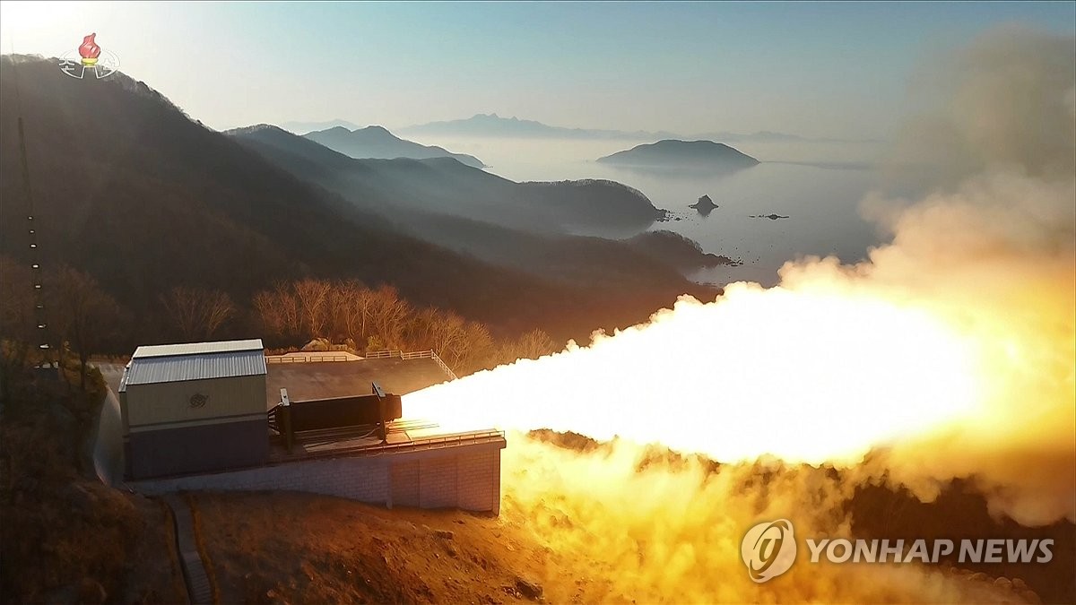 NK leader oversees engine test<br><br>