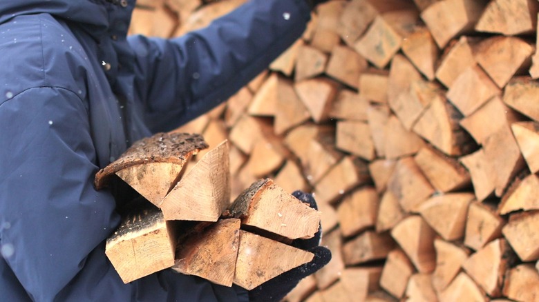 Build a simple firewood storage rack anyone can DIY using ordinary wood