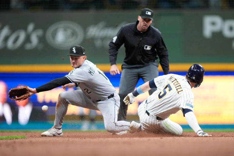 Murakami's home run isn't enough, Brewers beat White Sox 6-1