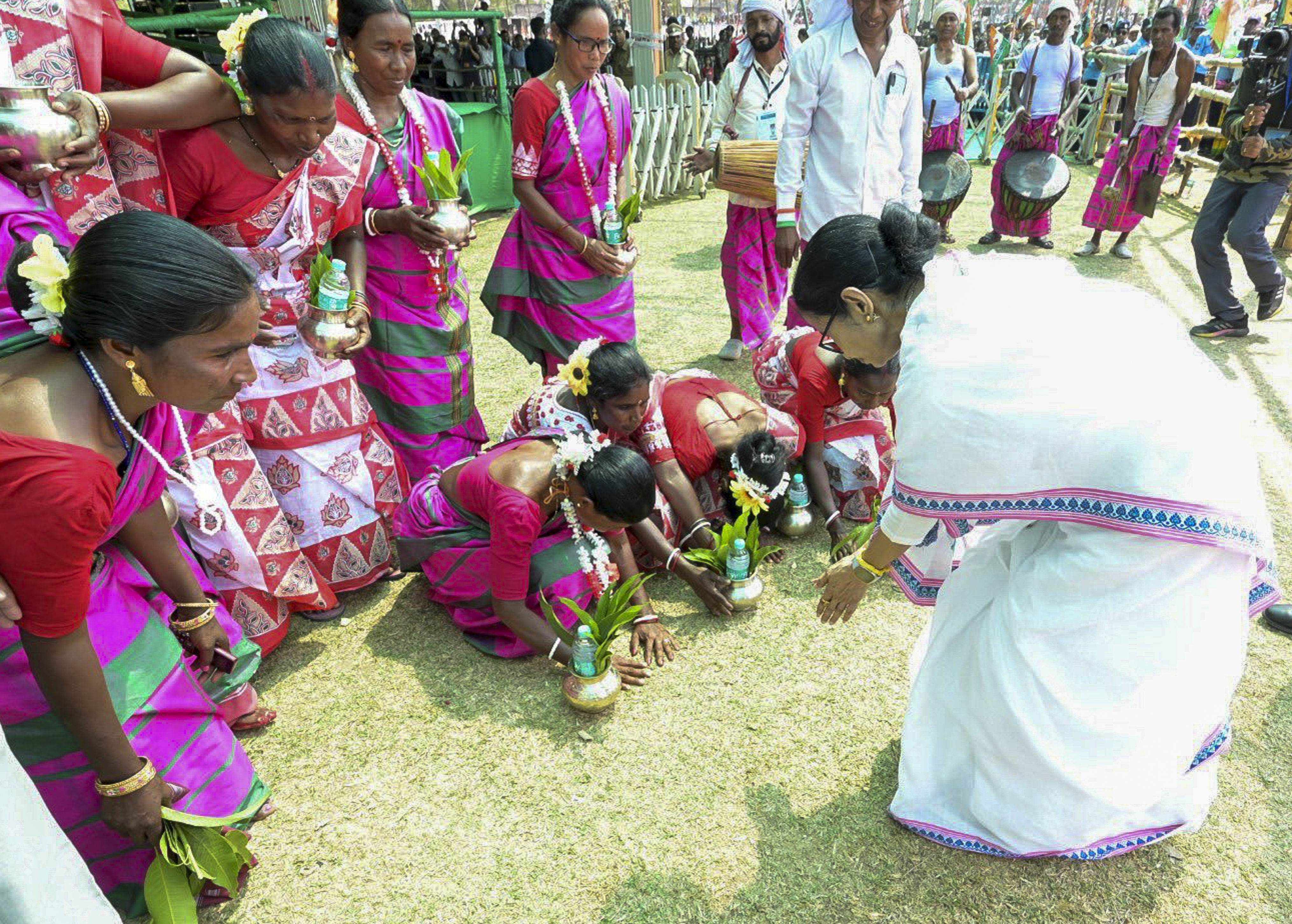Mamata pillories Shah over his 'chargesheet' against TMC govt, 'leg ...