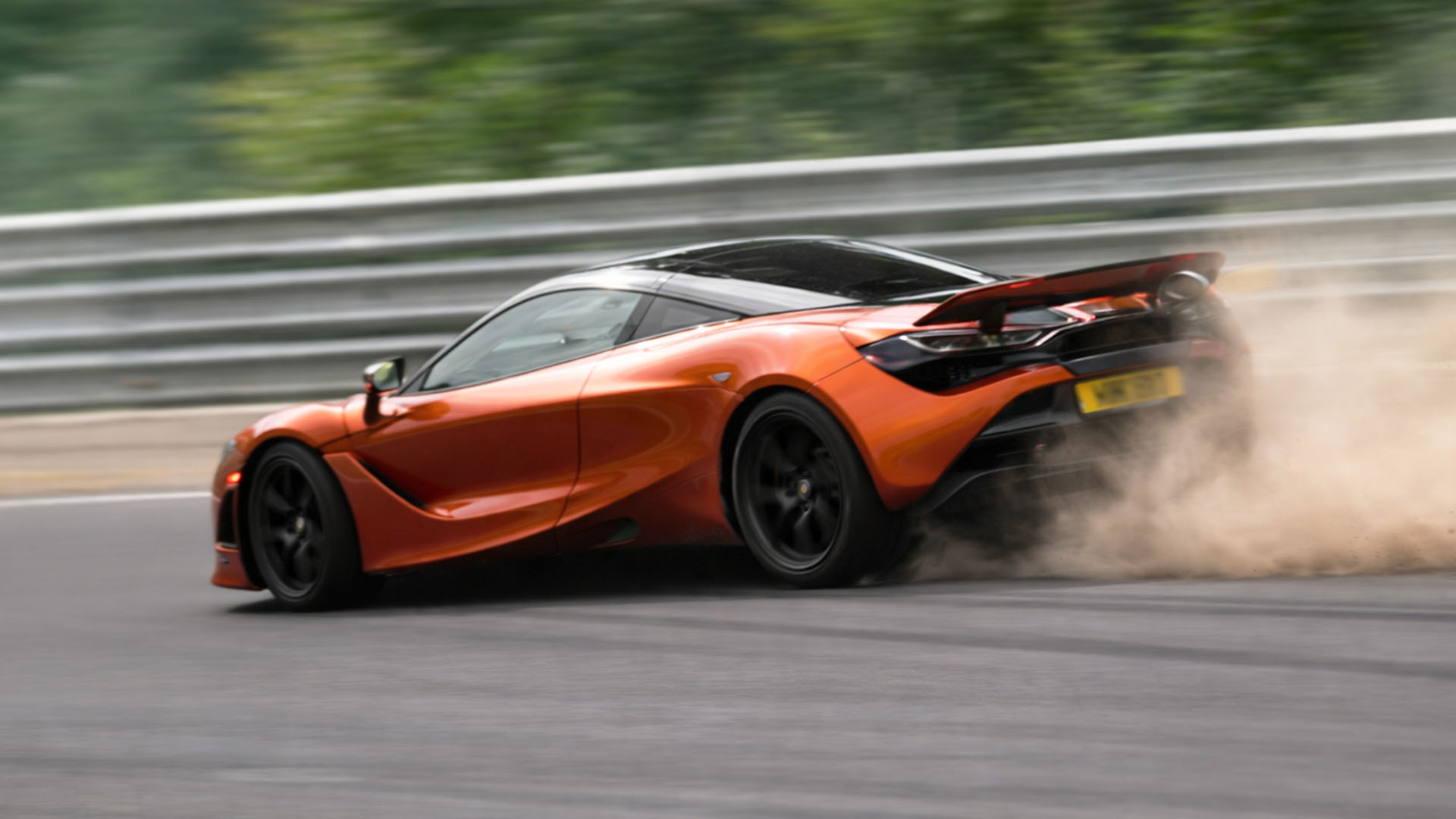 Car moves wide and touches dust Nürburgring track