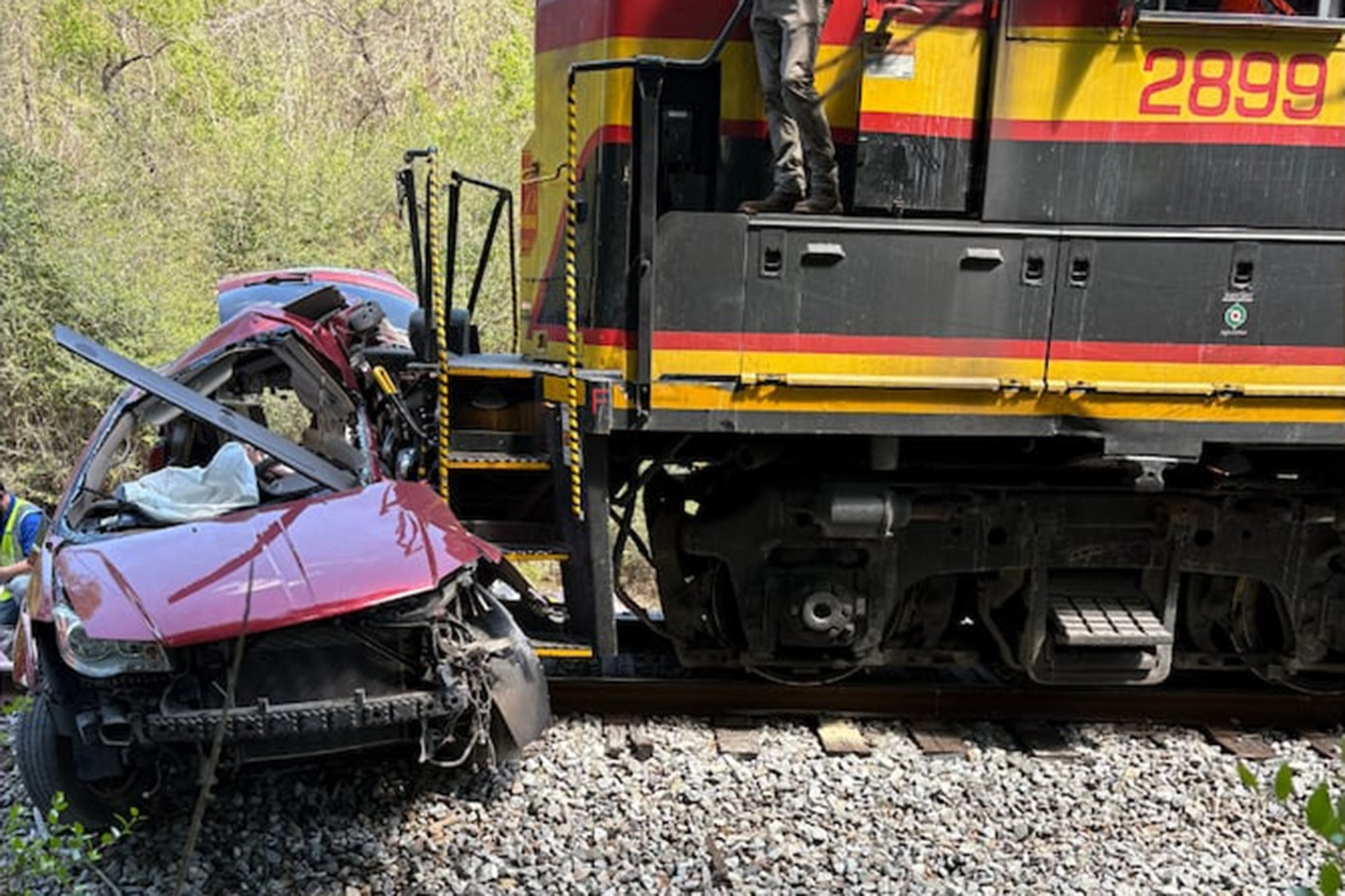 5 killed after freight train hits van at railroad crossing in rural ...