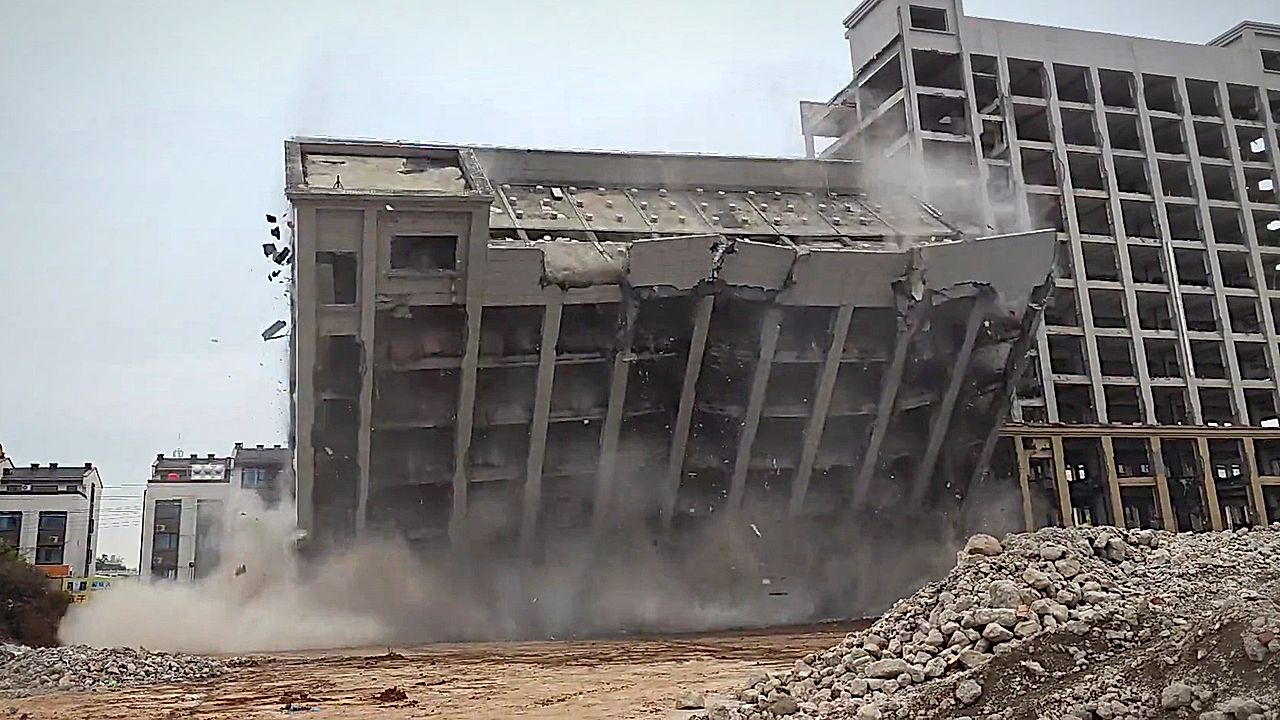 Heart-stopping moment building collapses during demolition work in China