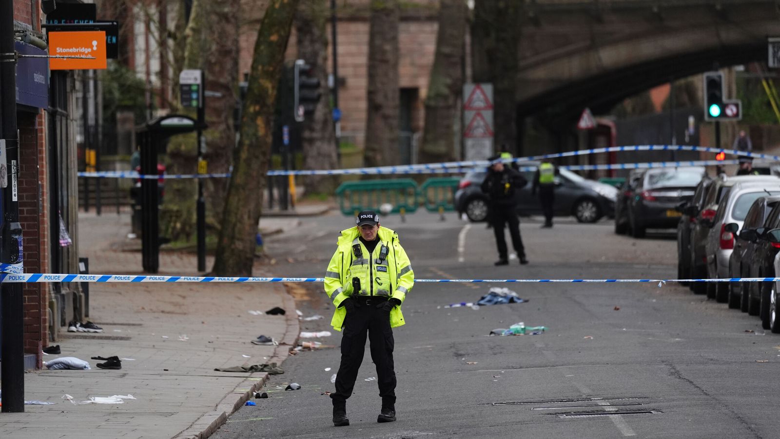 Siete heridos graves tras arrollar un hombre a una multitud en Derby ...