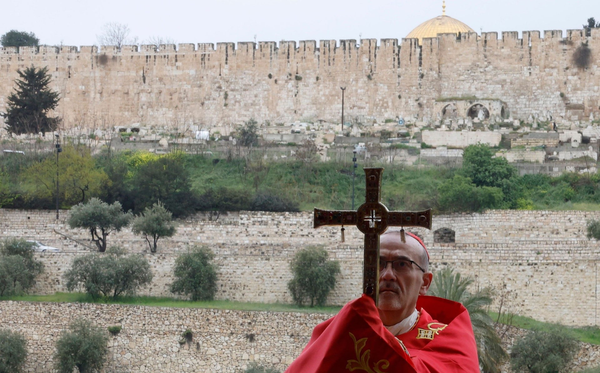 Israel stops cardinal entering holiest Christian site 
