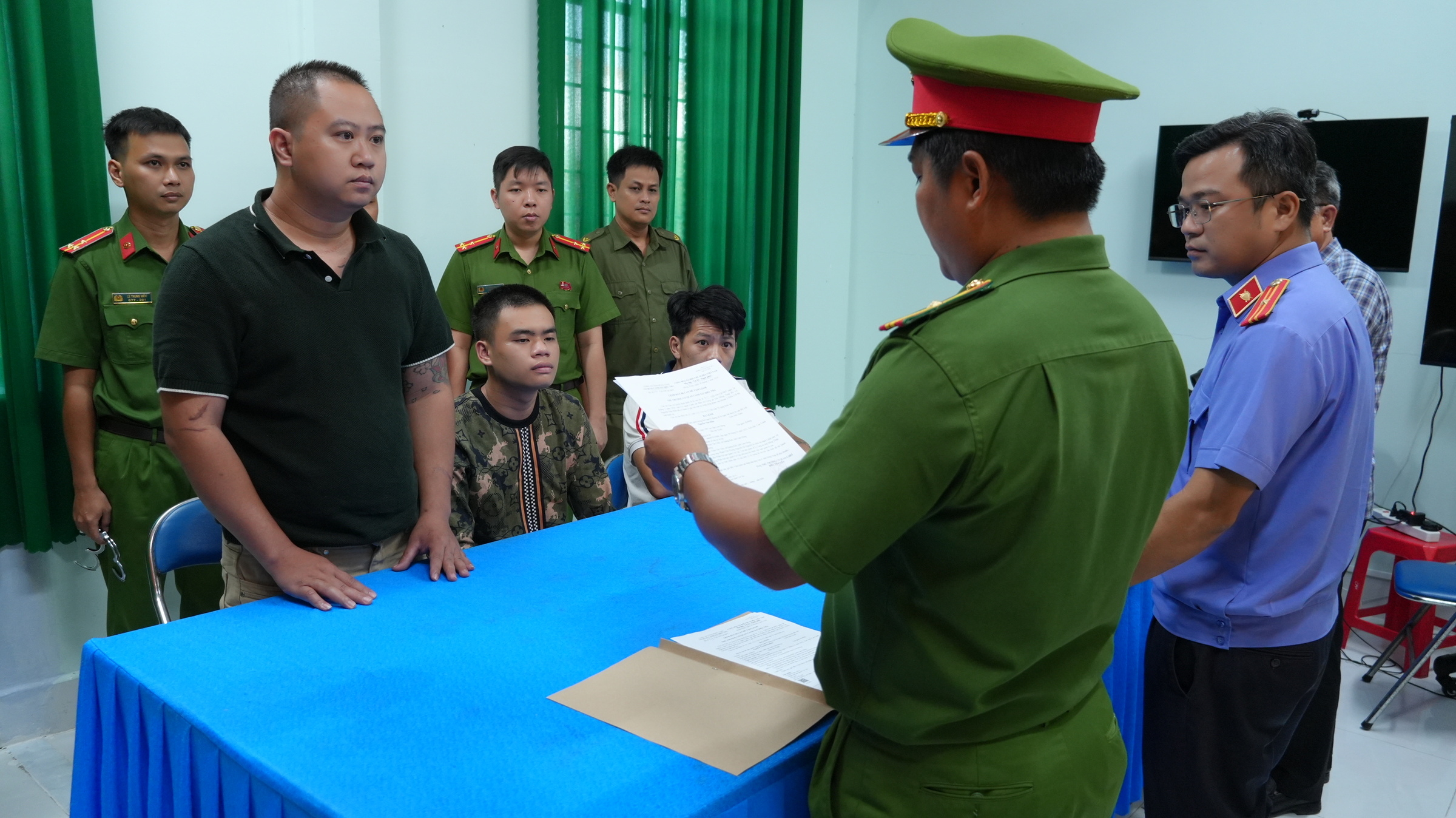 Nhóm người đập phá ôtô vì hiểu nhầm bị bắt