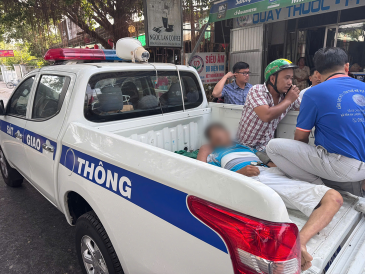 Cảnh sát giao thông đưa người đàn ông bị té ngã trên đường do nhồi máu cơ tim đi cấp cứu