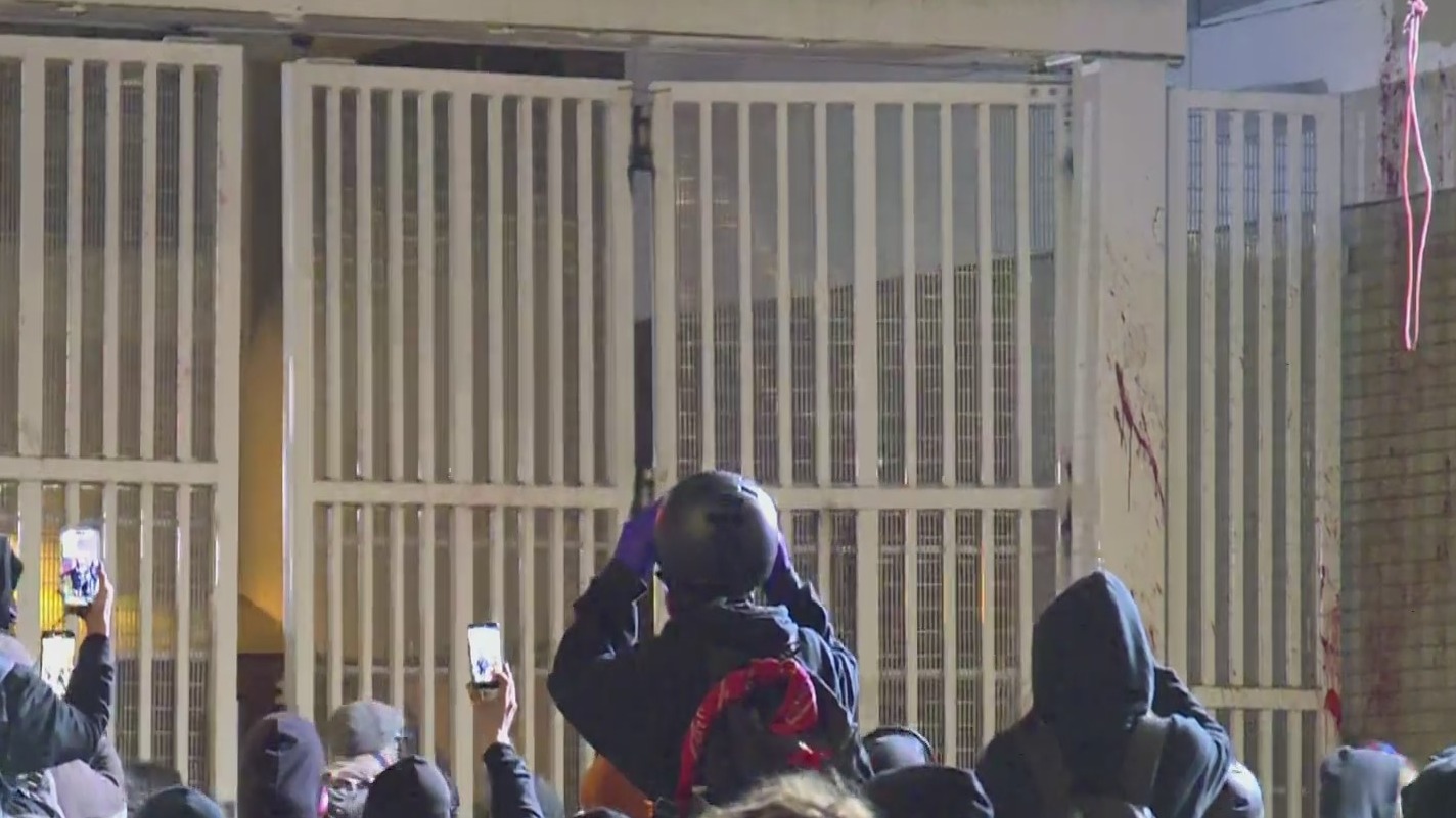 Police push back protesters from Portland ICE facility after crowd ...