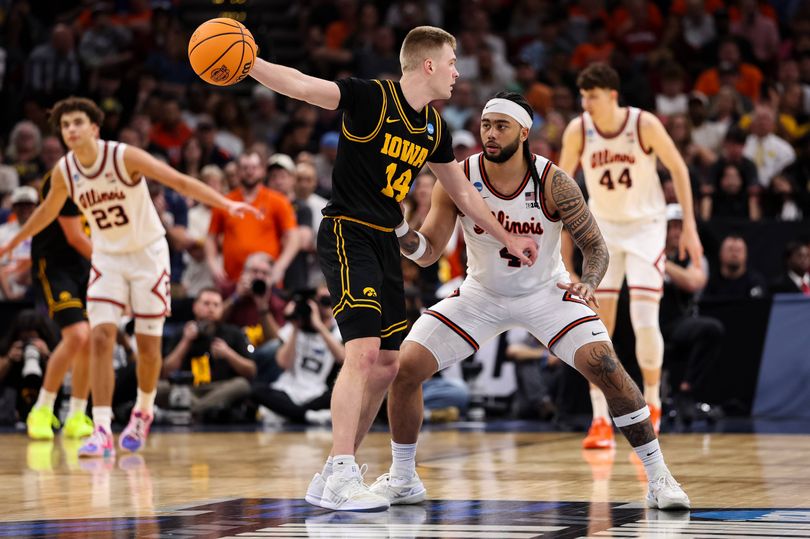 March Madness game delayed after bizarre malfunction as players take drastic action<br><br>