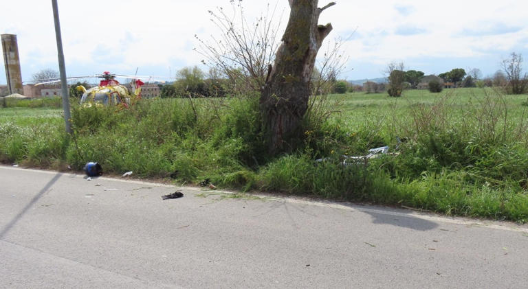 Fano, perde il controllo della moto e si schianta contro un albero ...