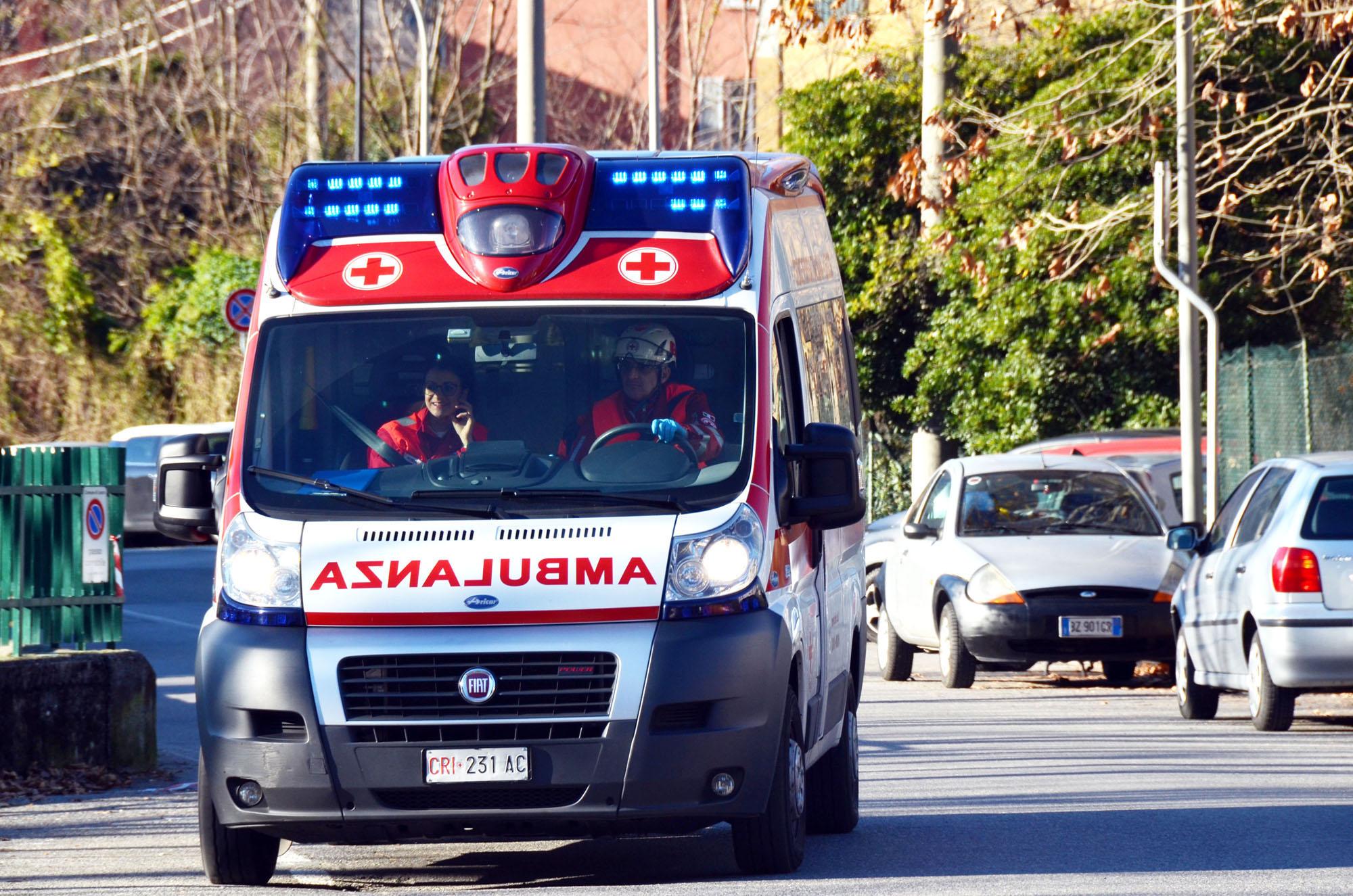 Frontale tra due auto sulla Statale Regina di Carate Urio: 6 feriti