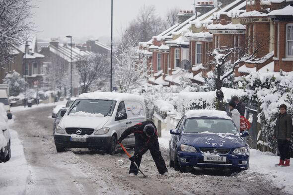 Snow maps show huge 214-mile blizzard burying 16 UK cities - full list