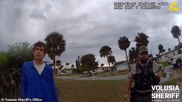 Incredible moment police chase suspect down on paddleboards after he ...