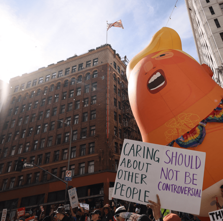 17 best signs that perfectly sum up 'No Kings' protesters' feelings ...