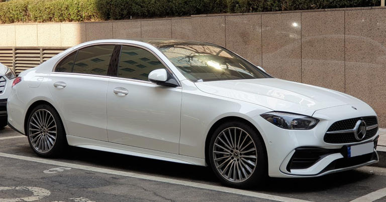 Il conduit la Mercedes-Benz C300 d'une cliente jusqu'au bar!