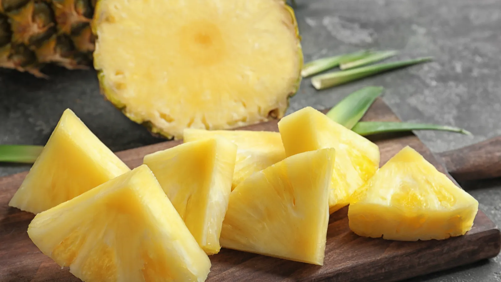 The powerful and surprising benefits of eating pineapple regularly<br>