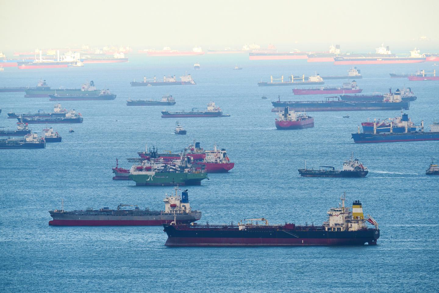Petróleo sube 55% a un mes de la guerra en Medio Oriente